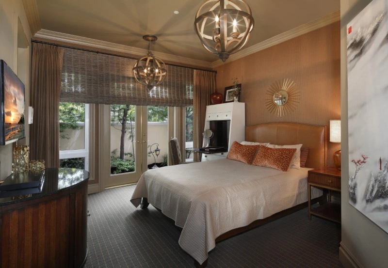 Люстра свічка у спальні